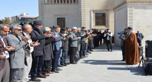 Depremde vefat edenler için gıyabi cenaze namazı kılındı