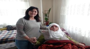 Depremzede Feride Nine'nin yardımına koştu