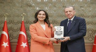 Duygu Dilek Yılın Yeteneği Ödülünü Aldı