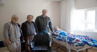 Efeler'den Fatma teyzeye anlamlı hediye
