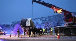 Erzincan'da otobüs devrildi: 2 ölü, 21 yaralı