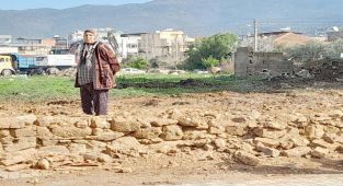 Eski kerpiç evin yıkılmasında zor anlar yaşandı
