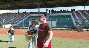 Genç futbolcudan sürpriz evlenme teklifi