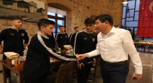 Genç Siyah İnciler akşam yemeğinde buluştu