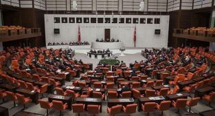 Kamuda Çalışan Sözleşmelilere Kadro Öngören Kanun Teklifi Yasalaştı