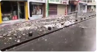 Kayseri'de de hissedilen depremde binalardan betonlar döküldü