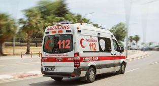 Kazaya yerinde sağlıkçıya otomobil çarptı