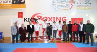 Kıck Boks Şampiyonları Madalyalarını Aldı