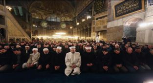 Kutlamaların Aksine 2023'e Dua Ve Tesbihatlarla Girdiler