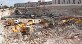 Mardin'de katlı otoparkın ilk betonu döküldü