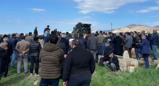 Silahlı saldırıya uğrayan kardeşler yan yana defnedildi